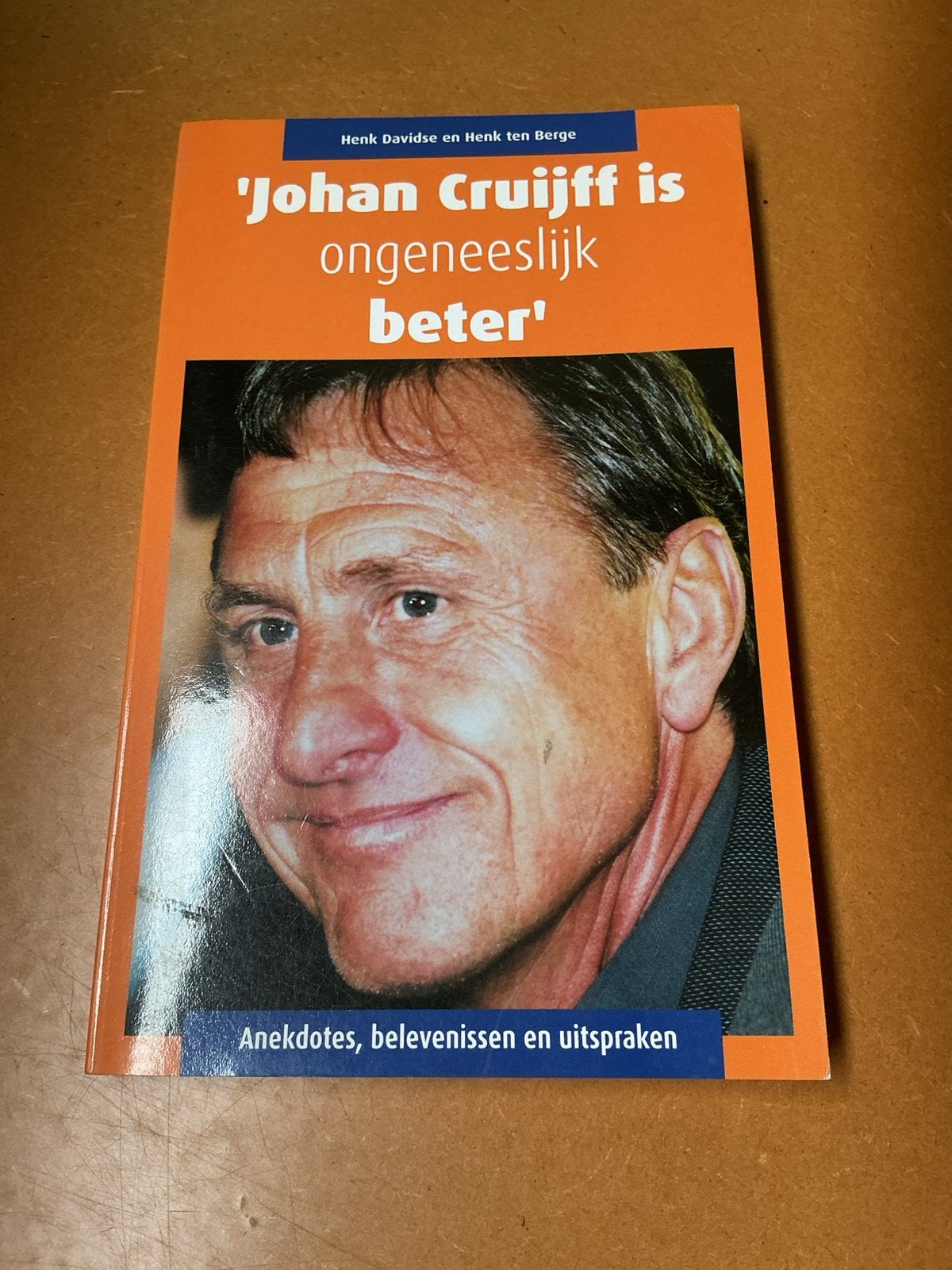 Het boek: Johan Cruijff is ongeneeslijk beter, Boeken, Ophalen of Verzenden, Zo goed als nieuw, Diverse auteurs, Balsport