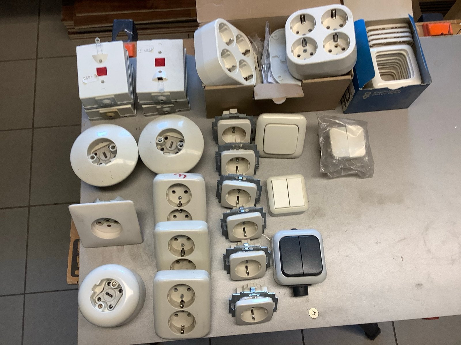 Diverse elektrische componenten: stopcontacten, schakelaars,, Ophalen, Nieuw