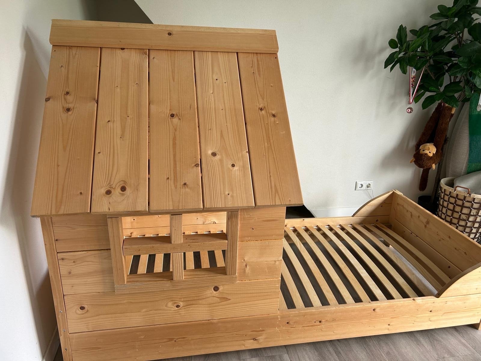 Steigerhouten kinderbed in huisjesvorm met lattenbodem, Ophalen, 85 tot 100 cm, Gebruikt, Lattenbodem