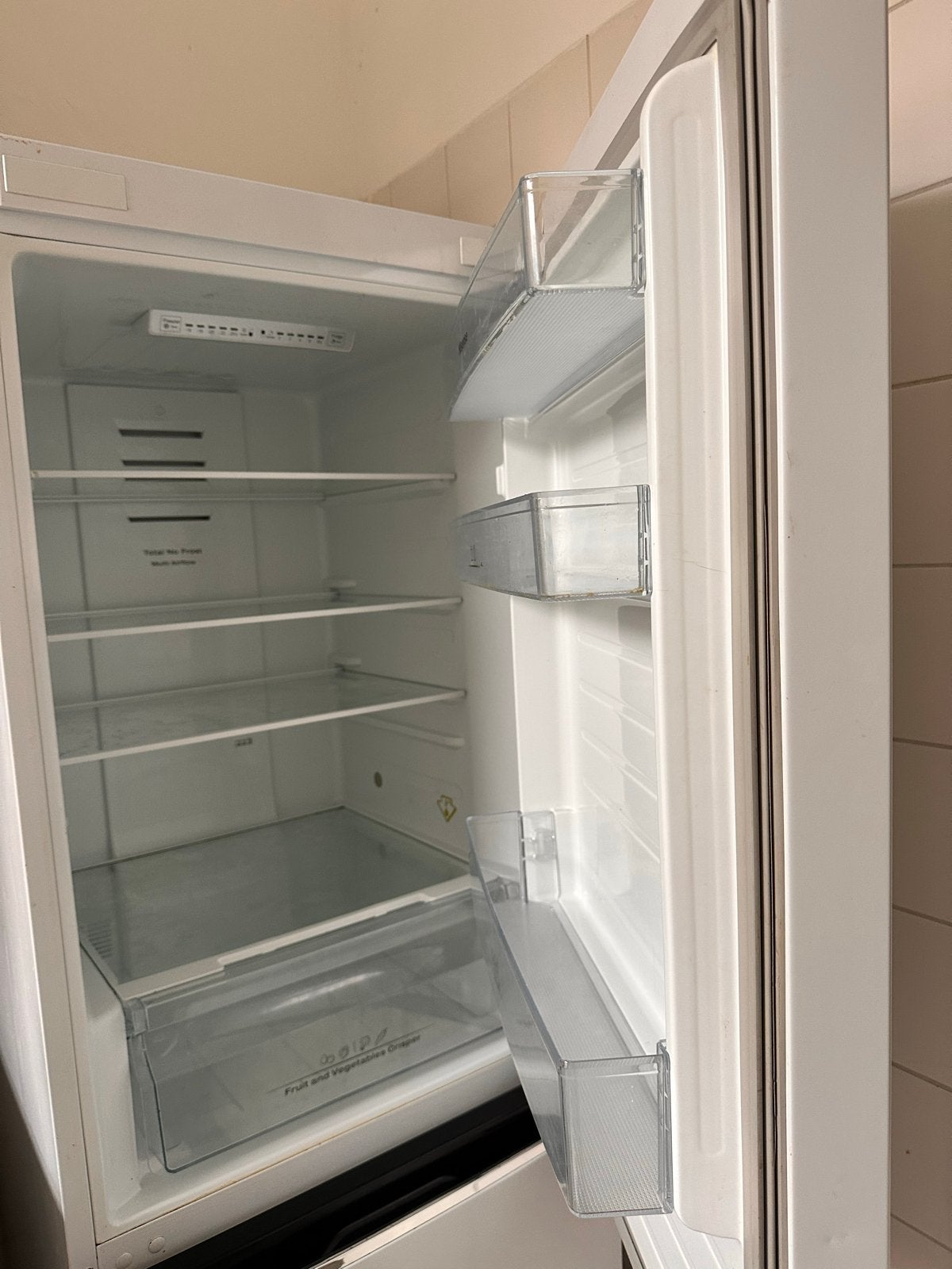 Hisense Koelvriescombinatie 200L, 180x60x64 cm, Ophalen, 200 liter of meer, Met aparte vriezer, 160 cm of meer