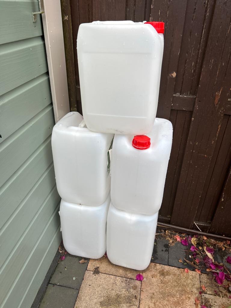 Witte jerrycans met rode dop (5 stuks) 20 ltr, Ophalen, Zo goed als nieuw