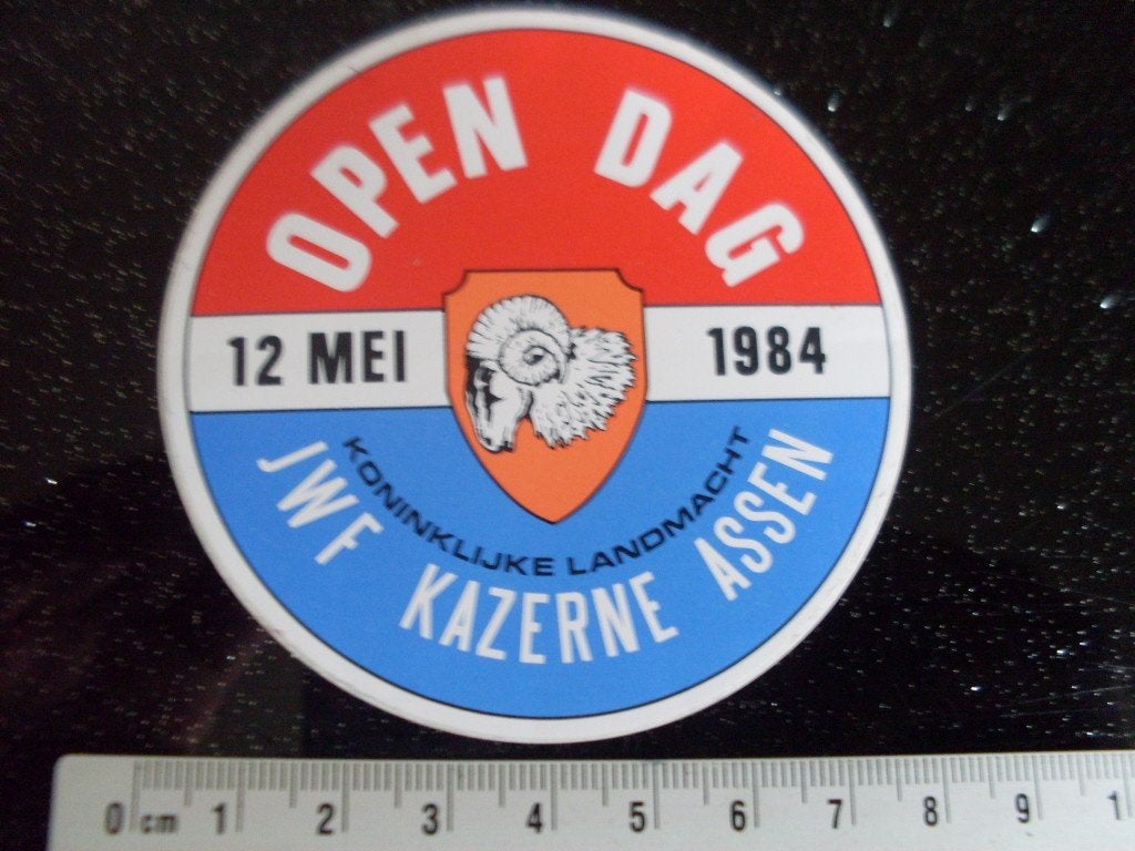 sticker KL JWF kazerne assen open dag 1984 logo embleem, Verzenden, Zo goed als nieuw, Bedrijf of Vereniging