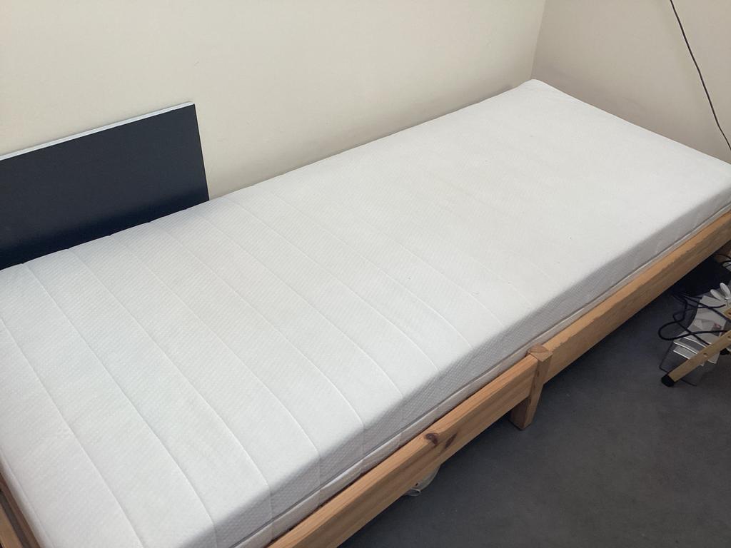 GRATIS: IKEA uitschuifbaar houten ledikant met matras, Ophalen, Eenpersoons, Bruin, Zo goed als nieuw