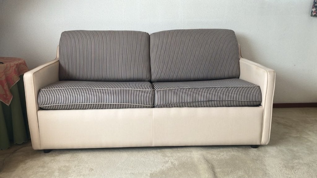 Beige kleurige slaapbank, Huis en Inrichting, Ophalen, Beige, Tweepersoons, Zo goed als nieuw