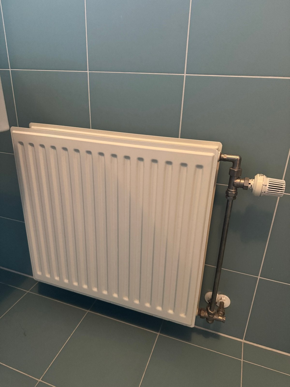 Witte radiator met thermostaatknop 65x 62 cm hoog, 30 tot 80 cm, Gebruikt, Radiator, Ophalen of Verzenden