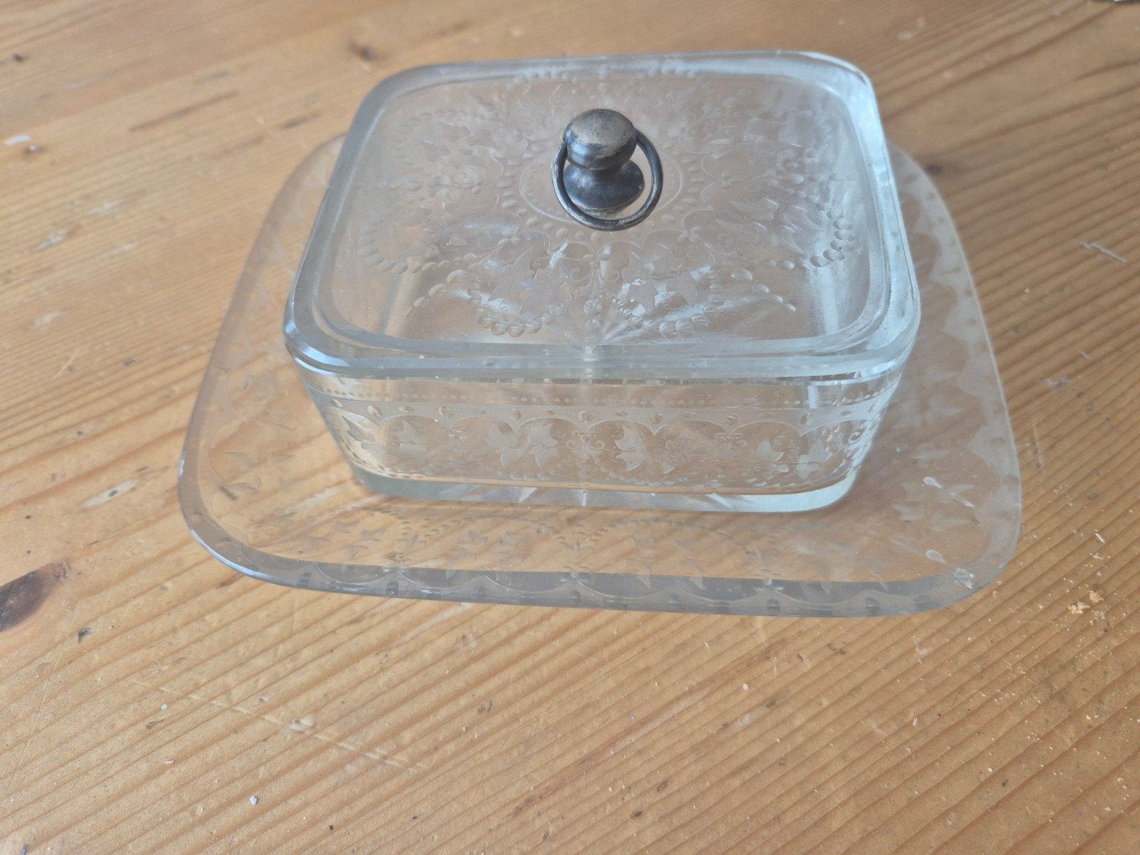 Antieke glazen botervloot met dienblad, gegraveerd, Ophalen of Verzenden