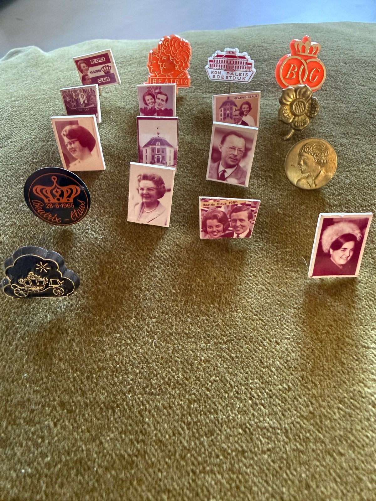 17 vintage Koningshuis pins - o.a. Beatrix en Claus, Verzamelen, Ophalen of Verzenden, Gebruikt, Nederland, Speld(je) of Lepel(tje)