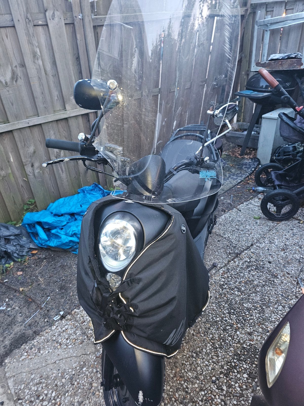 Sym Mio Scooter - Zwart, inclusief windscherm en beenkleed, Fietsen en Brommers, Scooters | SYM, Gebruikt, Maximaal 45 km/u, Benzine