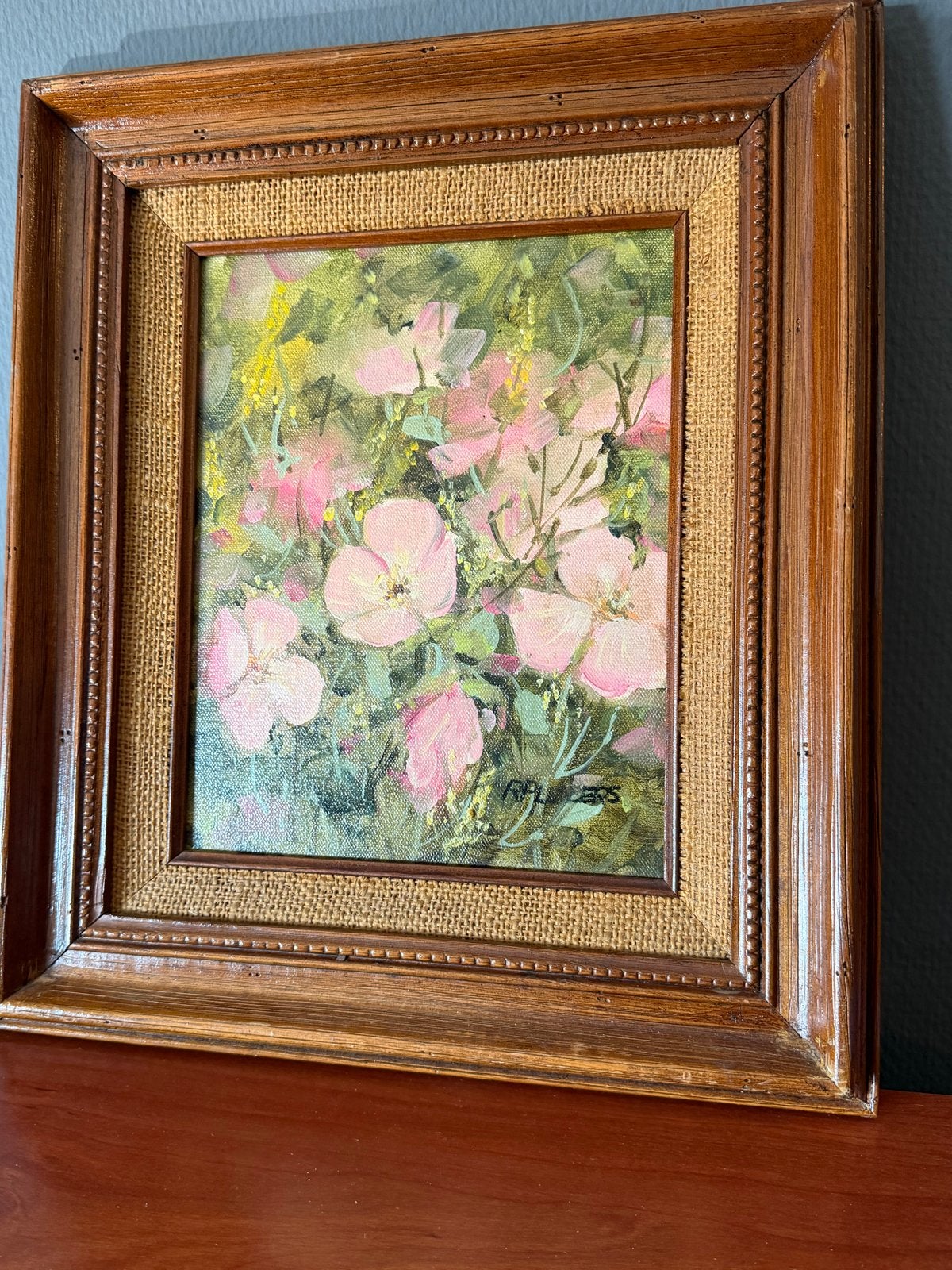 Schilderij met roze bloemen in houten lijst, Doek, Realistisch, Gesigneerd, Olieverf
