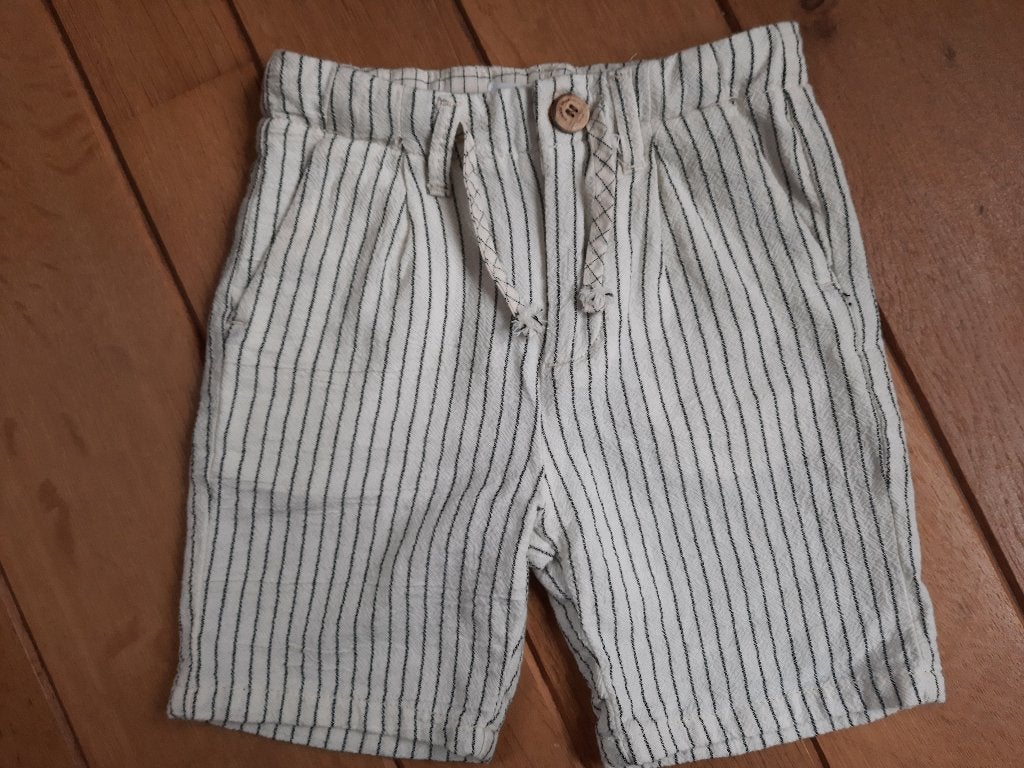 ZARA Kids bermuda korte broek beige zwarte streep maat 110, Kinderen en Baby's, Kinderkleding | Maat 110, Zo goed als nieuw, Jongen