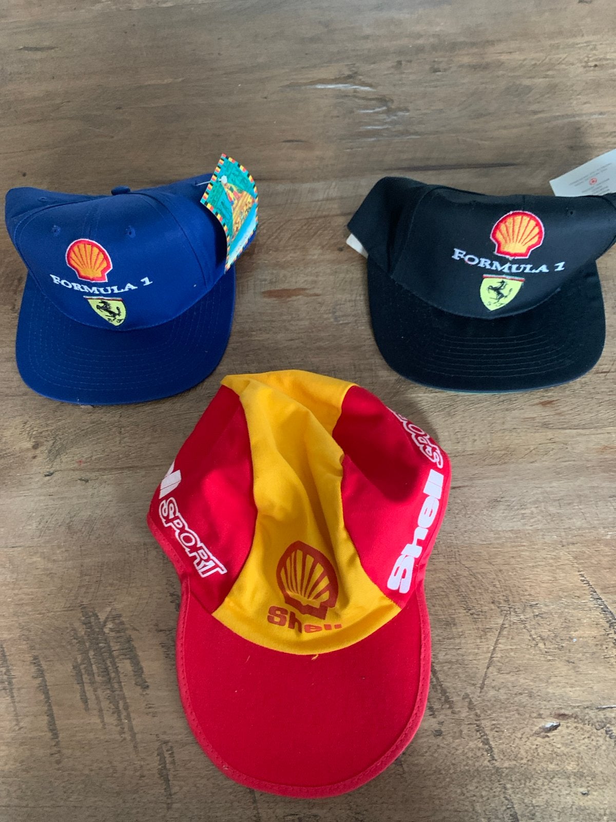 Set van 2 shell Ferrari caps en  1 pet, Ophalen of Verzenden, Zo goed als nieuw