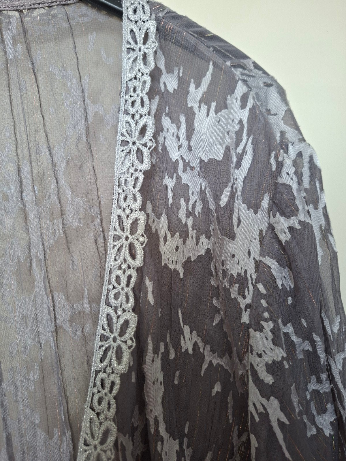 Foto 6 van Feestelijke grijze blouse met zilveren rand en ruches