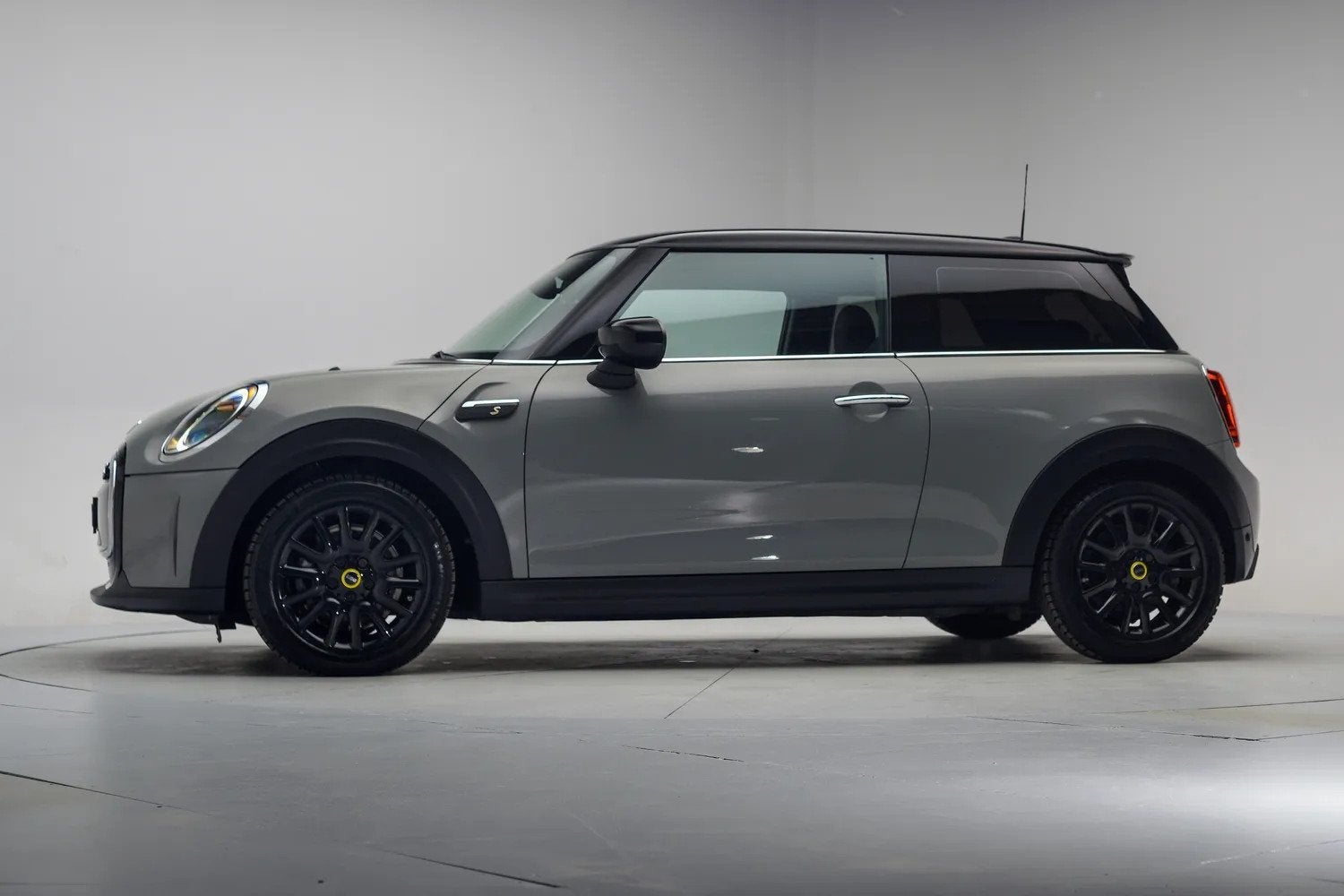 MINI Mini Electric Classic 33 kWh [ Navi Apple/Android Clima, 0 cilinders, Gebruikt, 1340 kg, 33 kWh