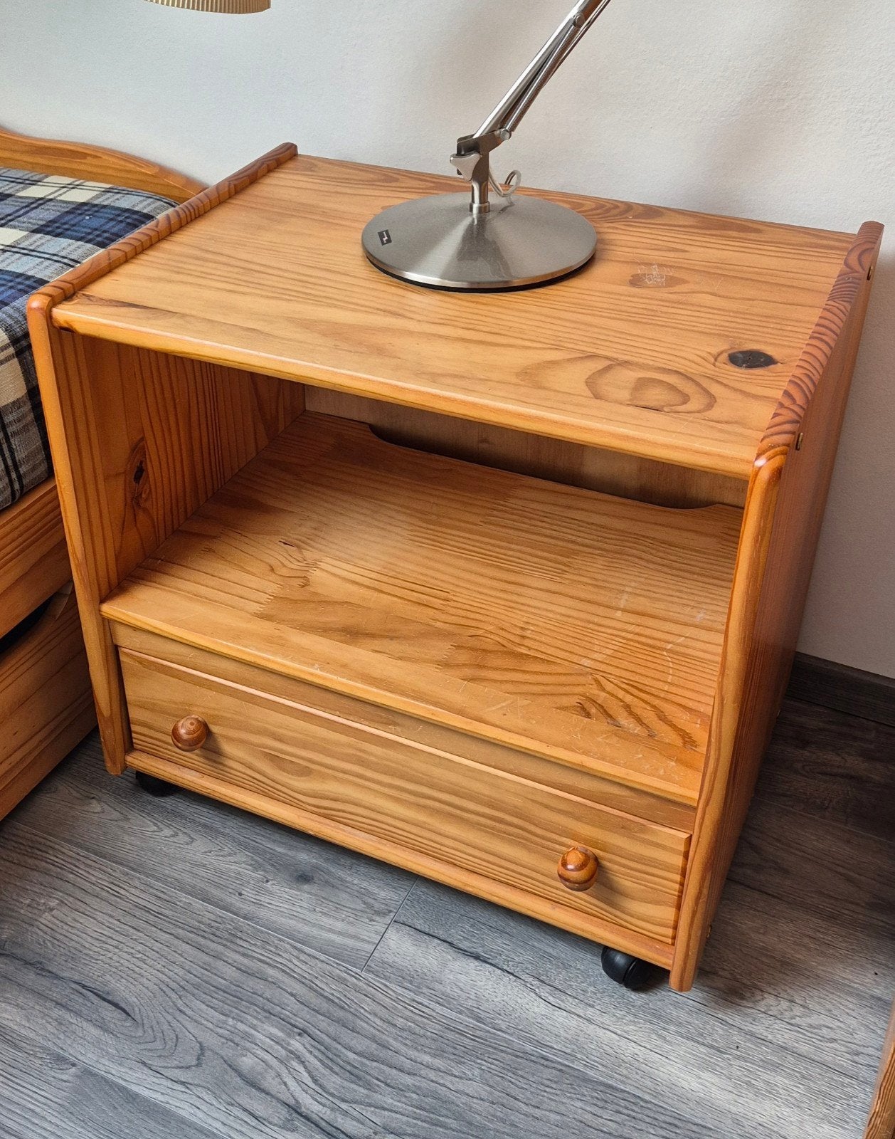 Nachtkastje van grenen hout met lade en wieltjes, Huis en Inrichting, Slaapkamer | Nachtkastjes, Ophalen, Gebruikt, Minder dan 45 cm