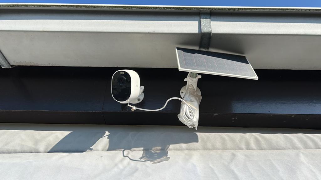 Arlo buiten camera met zonnepaneel, Ophalen of Verzenden, Gebruikt, Buitencamera