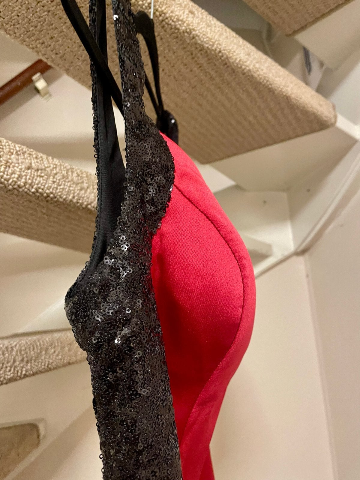 Prachtige rode galajurk met zwarte pailletten, Kleding | Dames, Galajurk, Ophalen of Verzenden, Zo goed als nieuw, Maat 36 (S)