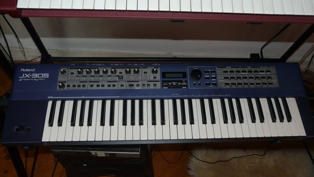 ≥ Roland JX 305 
