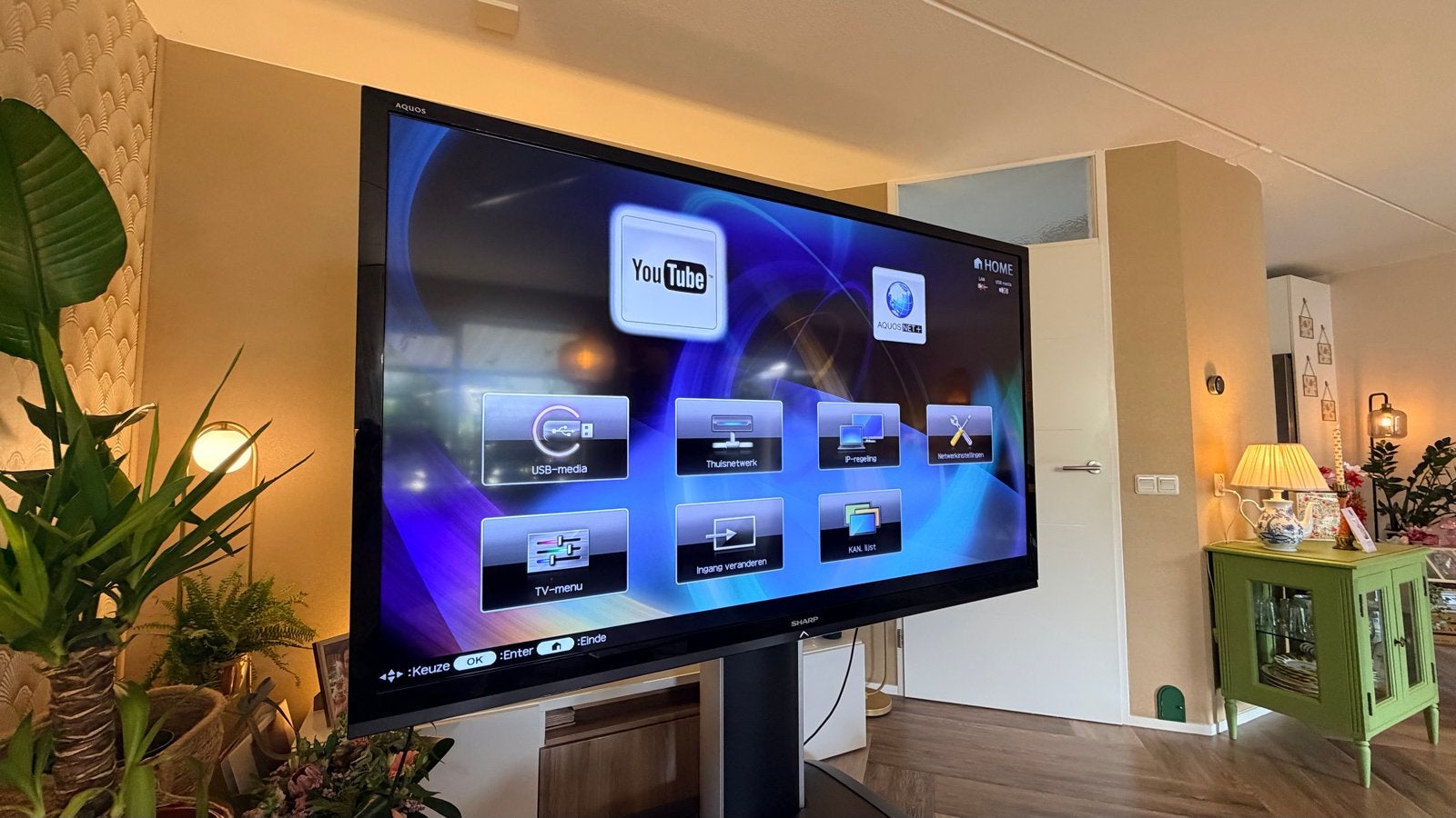Sharp Aquos 80 inch Full HD TV met presentatievoet