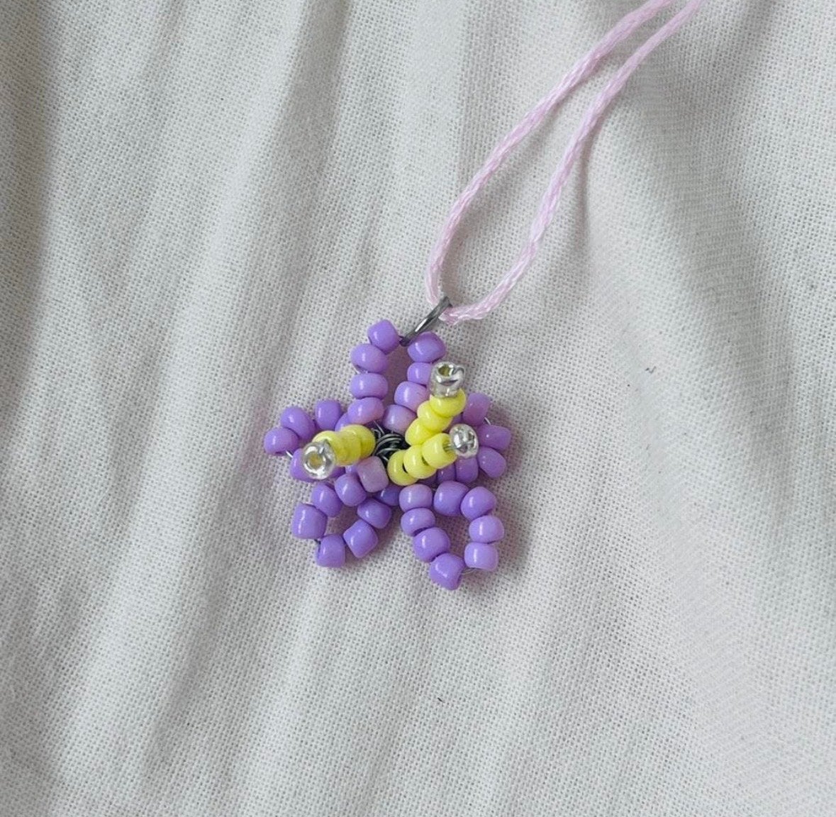 Handgemaakte kralenketting met paarse bloemhanger, Ophalen of Verzenden, Zo goed als nieuw, Paars, Overige materialen