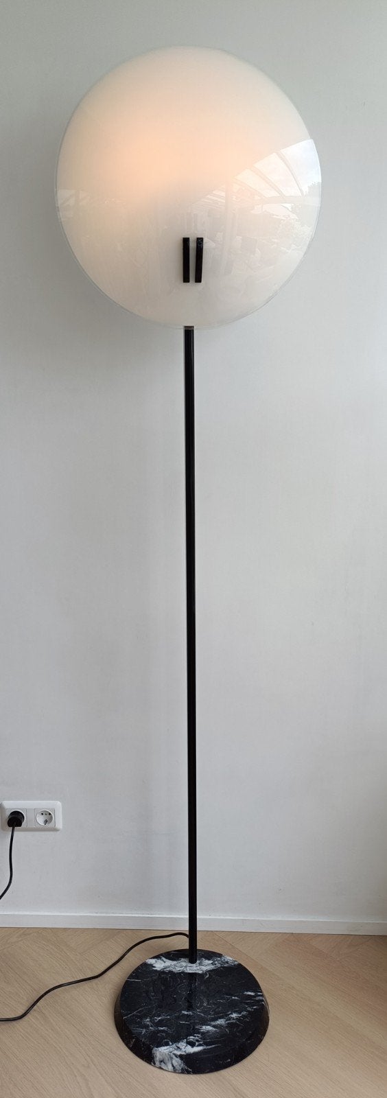 Oluce Perla vloerlamp – Bruno Gecchelin – Italië – jaren 80, Ophalen, Glas, E27 (groot), Zo goed als nieuw
