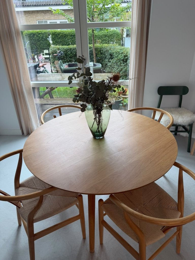 Ronde eettafel met 4 wishbone designstoelen, Huis en Inrichting, Tafels | Eettafels, Ophalen, Gebruikt, Scandinavisch / mid-century