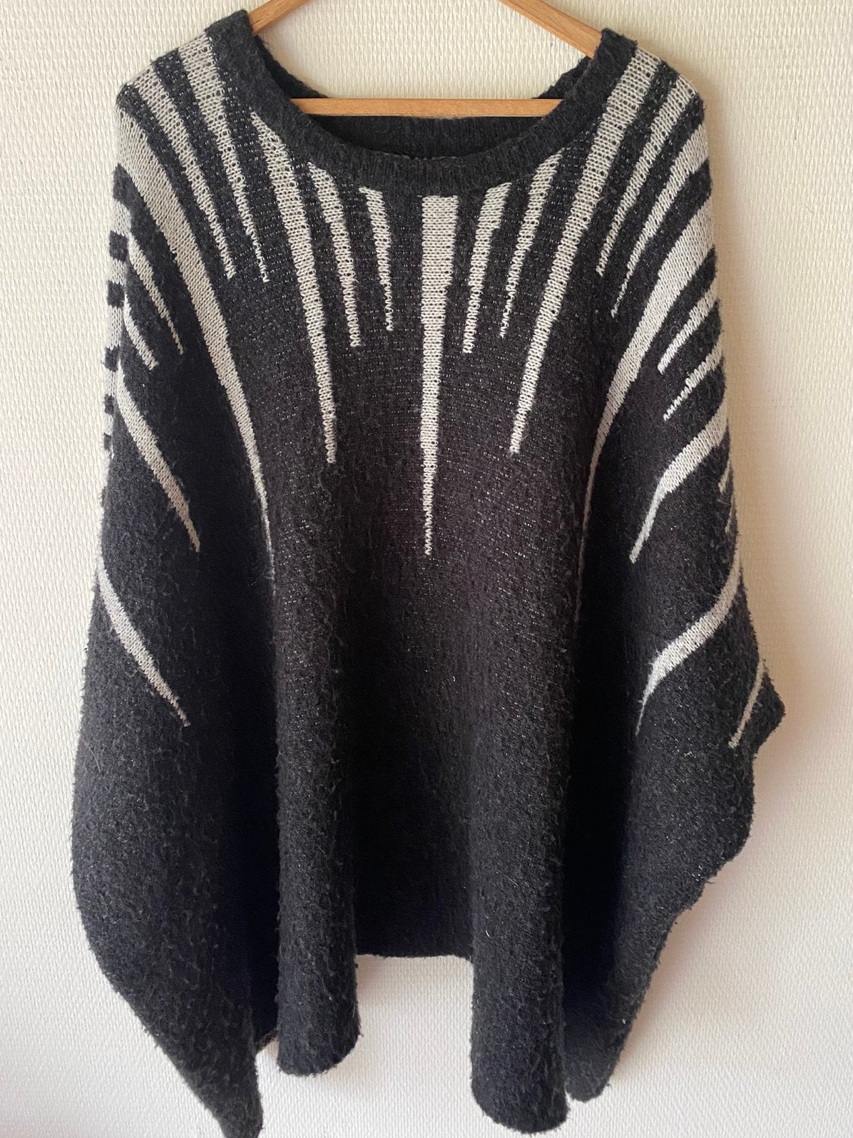 Wijde trui, poncho. CM mode. Zwart met witte strepen., Ophalen of Verzenden, Maat 46/48 (XL) of groter, Zwart