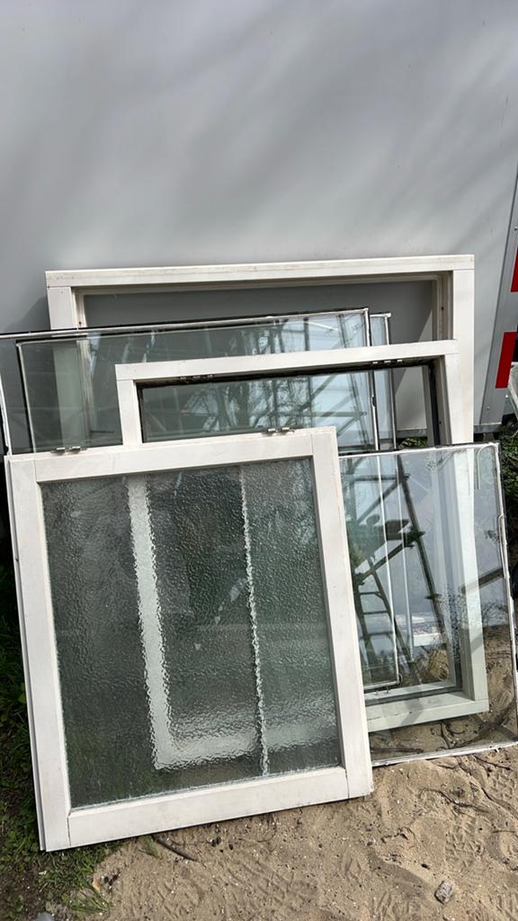 Diverse hardhouten kozijnen met dubbelglas, Doe-het-zelf en Verbouw, Glas en Ramen, Ophalen, Gevelraam of Ruit, Gebruikt, 120 tot 160 cm