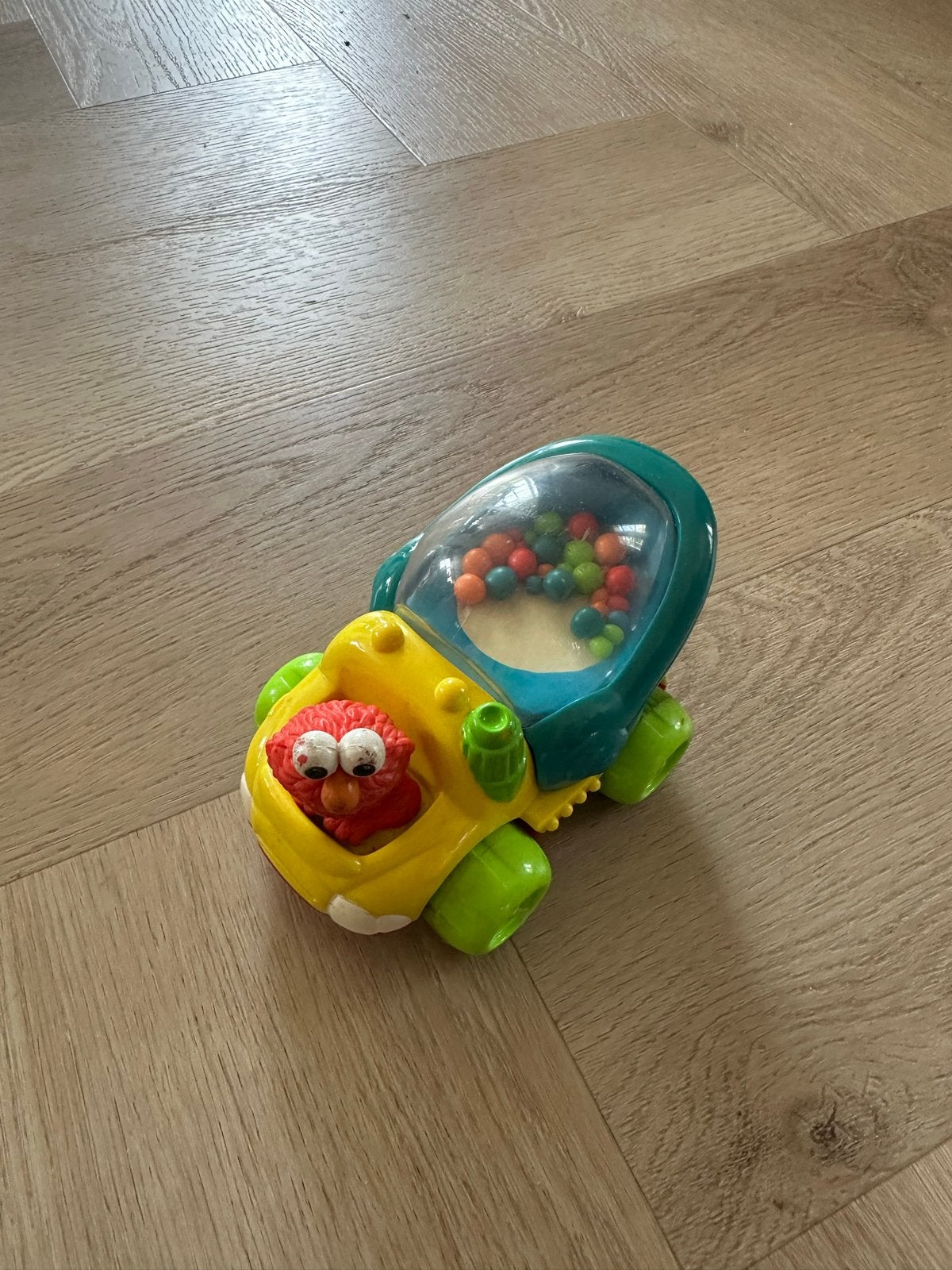 Elmo Rammelaar Auto met Geluid en Bewegende Balletjes, Kinderen en Baby's, Ophalen of Verzenden, Gebruikt, Auto, Met geluid