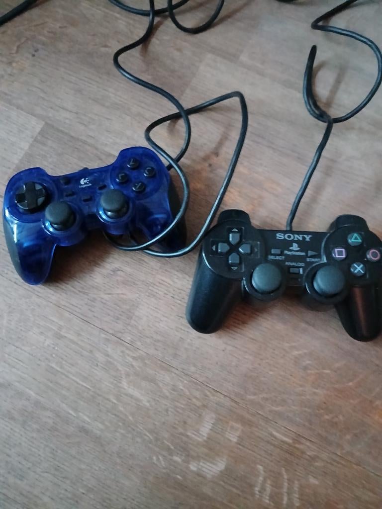 Defecte PlayStation 2 controllers (Sony en Logitech), Ophalen of Verzenden, Niet werkend, Overige typen