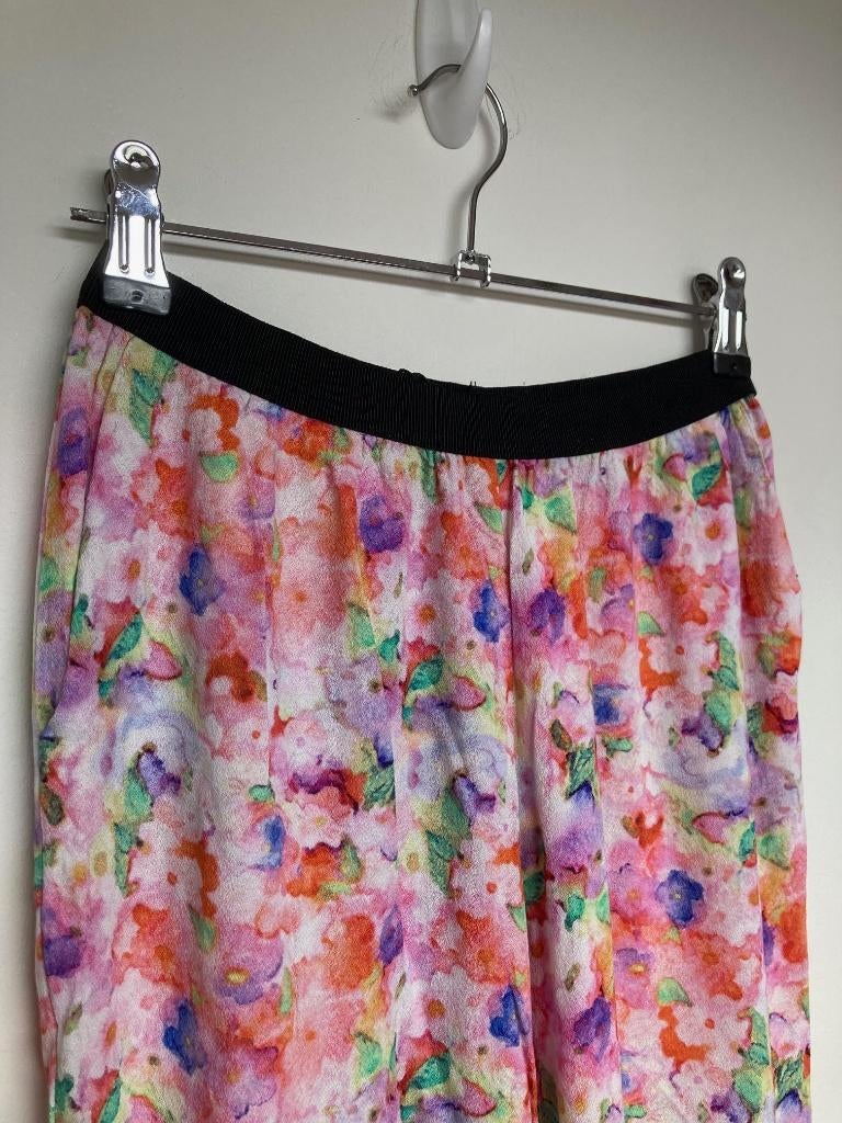 American Vintage floral broek chiffon pull on maat XS, Parc d’activités de Signes, 84 allée de Stockholm, 83870 Signes, Frankrijk.
