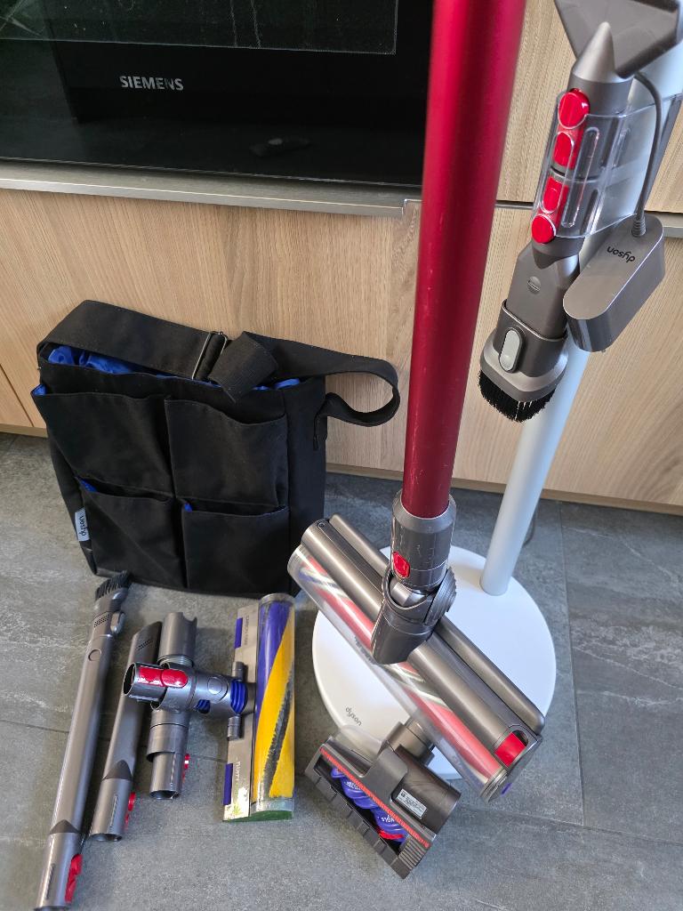 Dyson V11 OUTSIZE met Vloerstandaard +Veel extra accessoires, Ophalen, Gebruikt, Dyson, Geschikt voor tapijt