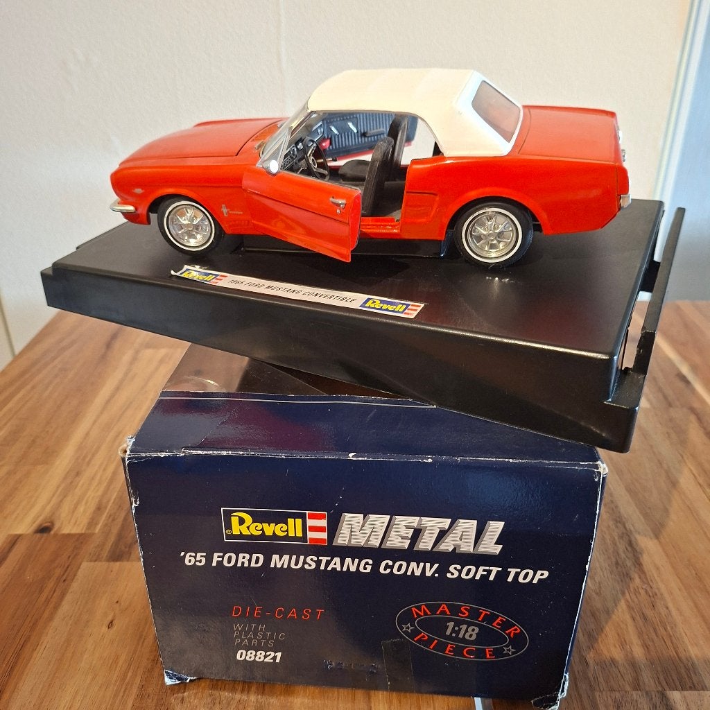 Revell '65 Ford Mustang Convertible 1:18 Die-Cast, Ophalen of Verzenden, Zo goed als nieuw, Auto, Revell