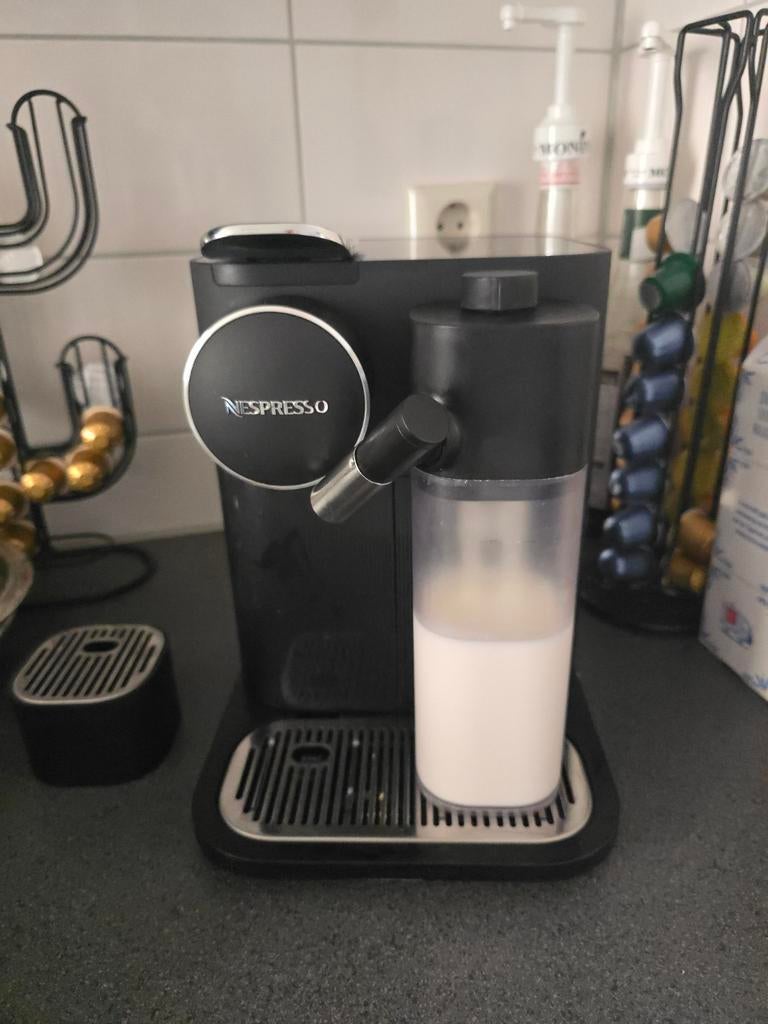 Nespresso gran lattissima, Witgoed en Apparatuur, Koffiezetapparaten, Ophalen, Koffiemachine, Koffiepads en cups