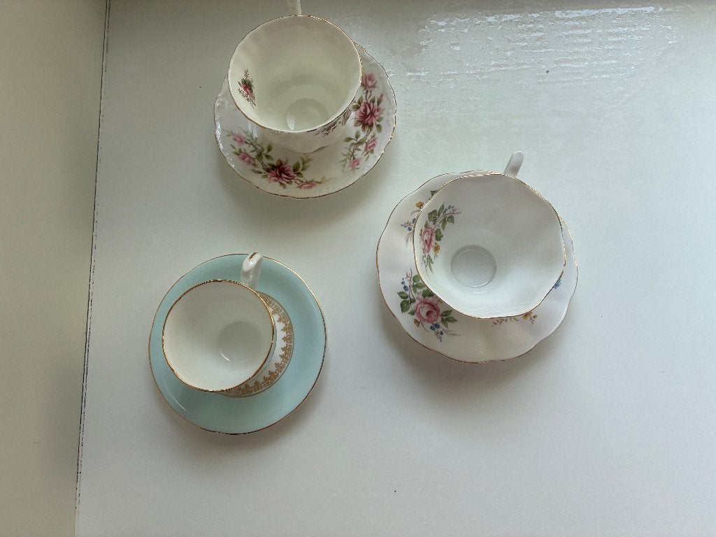 3 koppen en schotels Bone China, Ophalen of Verzenden, Zo goed als nieuw, Overige stijlen, Kop(pen) en/of Schotel(s)