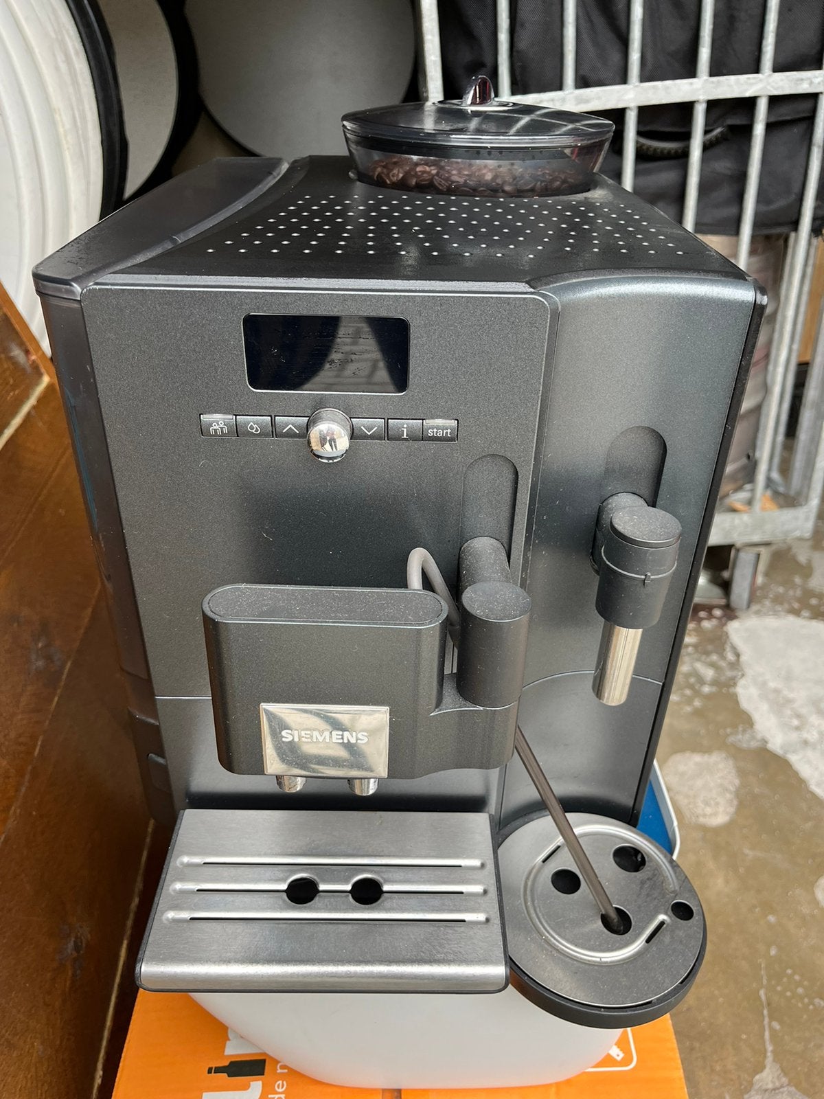 Een defect Siemens koffiezetapparaat, Witgoed en Apparatuur, Koffiezetapparaten, Ophalen, Koffiemachine, Koffiebonen, 1 kopje