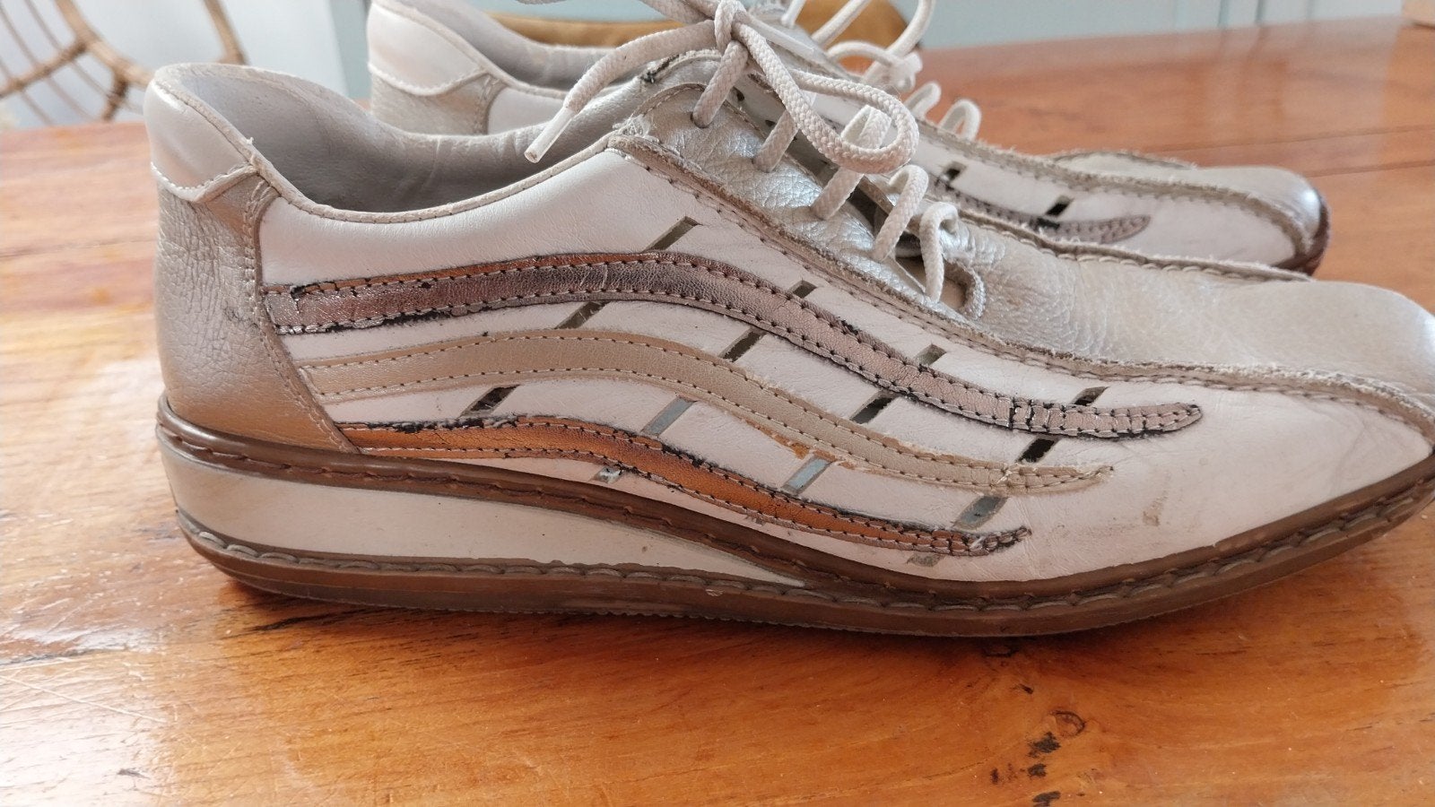 Rieker, leren zomerschoen. Wit/goud, maat 42, Schoenen met lage hakken, Wit, Ophalen of Verzenden, Zo goed als nieuw