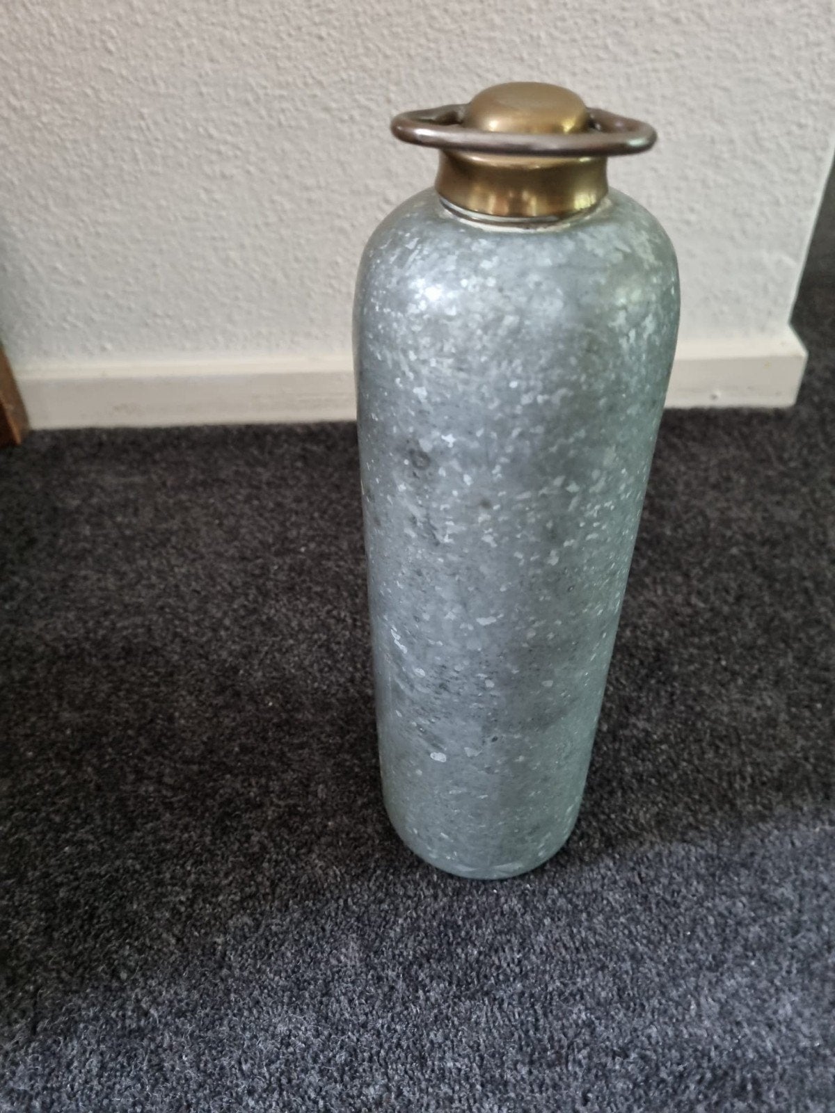 Vintage metalen kruik met messing dop, Ophalen
