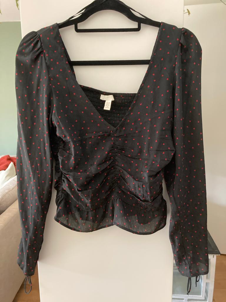 H&M Zwarte Blouse met Rode Hartjes Maat XS, Kleding | Dames, Zwart, Ophalen of Verzenden, Zo goed als nieuw, Lange mouw