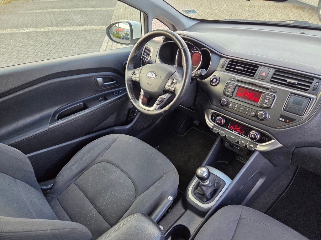 Kia Rio 1.2 CVVT Super Pack/CRUISCONTROL/PARKSENSOR/PANO, Auto's, Kia, Euro 5, 4 cilinders, Wit, Origineel Nederlands