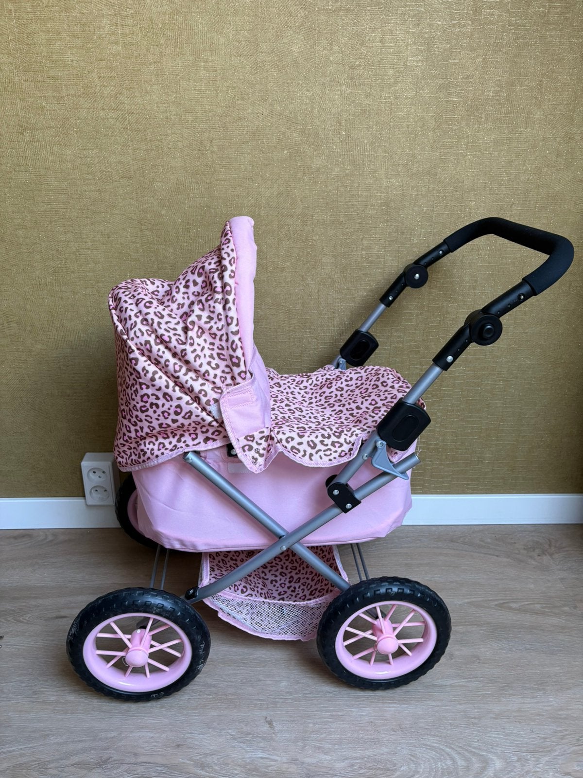 Bayer design poppenwagen luipaard roze, Kinderen en Baby's, Speelgoed | Poppen, Ophalen, Zo goed als nieuw, Babypop