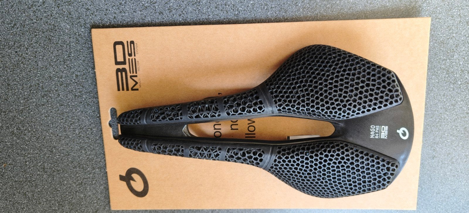 te koop zadel prologo nago R4 3D pas nack 137 hard black. AM, Overige merken, Carbon, Ophalen of Verzenden, Zo goed als nieuw