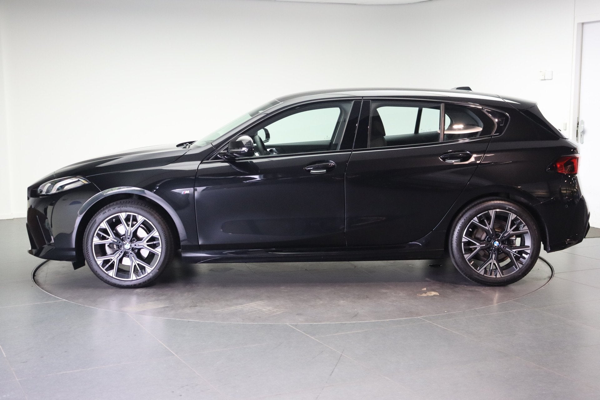 BMW 1 Serie 120 M Sport Automaat / Sportstoelen / Achteruitr, Auto's, Gebruikt, 156 pk, Met garantie (alle), Parkeersensor
