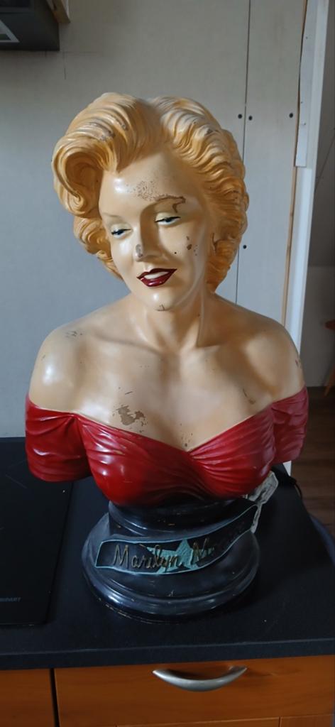 Marilyn Monroe borstbeeld, Ophalen