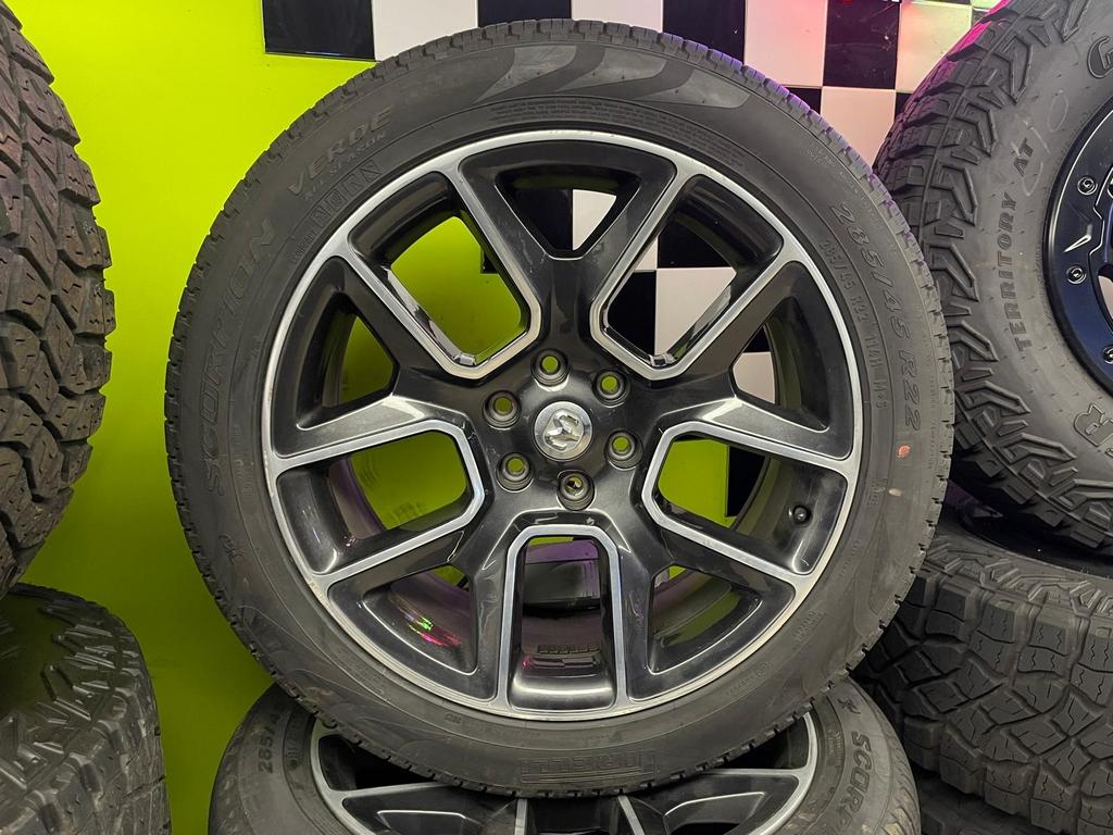 Ram 1500 Sport / Laramie velgen met banden, Ophalen, 275 mm, Overige maten, All Season