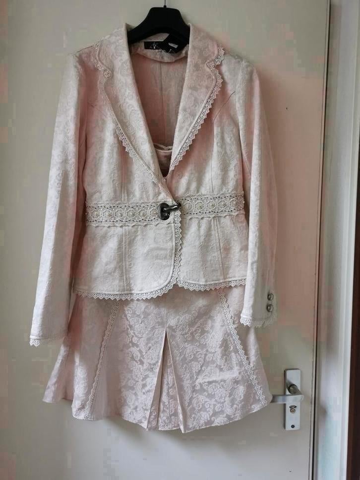 FeestKostuum kostuum jas met rok maat 38, Kleding | Dames, Jasjes, Kostuums en Pakken, Maat 38/40 (M), Kostuum of Pak, Beige, Nieuw