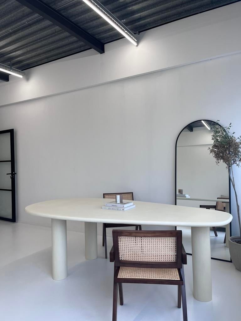NIEUW!! Beton ciré eettafel met 3 poten., Huis en Inrichting, Ophalen of Verzenden, Vijf personen of meer, Overige vormen, Nieuw