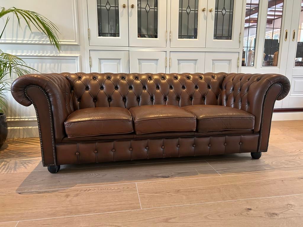 Delta Chesterfield-driezitsbank-model Burnley-rundleer, Ophalen, Chesterfield, Driepersoons, Zo goed als nieuw