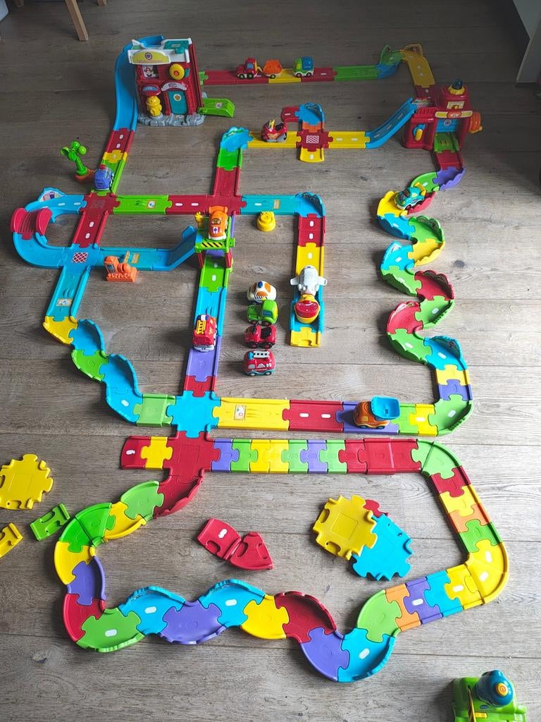 VTech Toet Toet Auto's Racebaan met 2 brandweer karzernes, Ophalen of Verzenden, Zo goed als nieuw, Jongen of Meisje