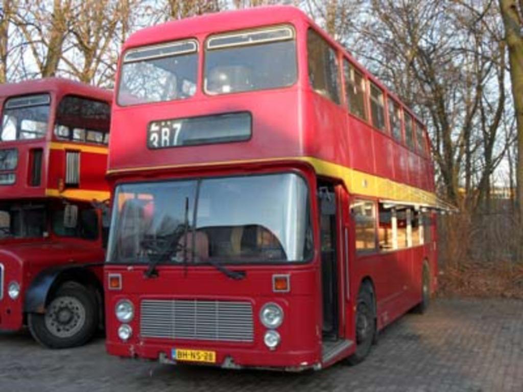 Foto 20 van foodtruck DJ-boot schoolbus te huur