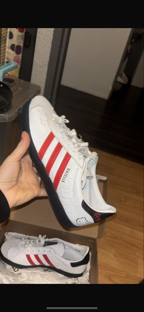 Adidas Gazelle Hello Kitty US 38 2/3 Nieuw!, Ophalen of Verzenden, Nieuw, Wit, Sneakers of Gympen